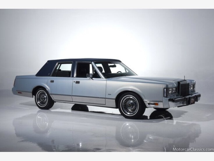 Thumbnail Photo undefined for 1988 Lincoln Town Car Signature
